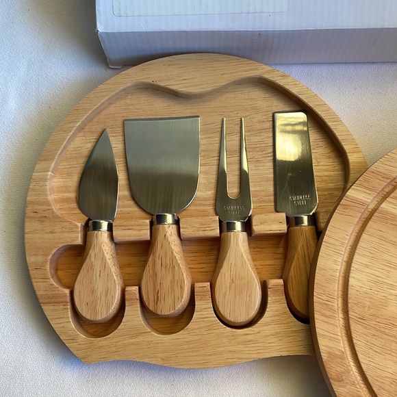 Cheese Board & tools Set.Brand New With box.Circle Initial C. 5 Piece. - Picture 3 of 6